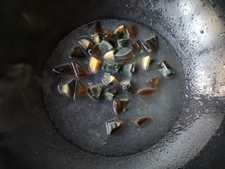 9、焦蒜皮蛋浸菠菜,另起一锅，倒适量的热水或高汤，放入皮蛋烧开，微煮15秒。