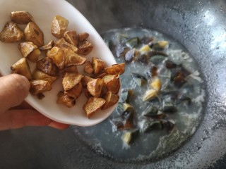 10、焦蒜皮蛋浸菠菜,再下入焦蒜一起煮一下。