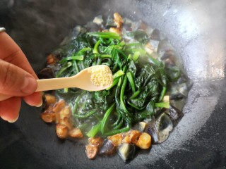 12、焦蒜皮蛋浸菠菜,加适量的盐和鸡精。