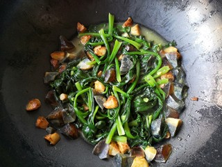 13、焦蒜皮蛋浸菠菜,翻炒均匀即可。