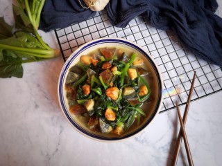 14、焦蒜皮蛋浸菠菜,出锅装盘。