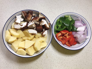 2、一看就会的家常黄焖鸡,土豆、香菇、青红椒、洋葱切块备用