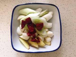 4、一看就会的家常黄焖鸡,葱姜蒜干辣椒切好备用