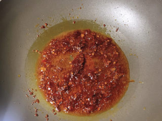 8、一看就会的家常黄焖鸡,起锅烧油,下豆瓣酱,炒出红油