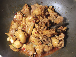 9、一看就会的家常黄焖鸡,下腌制好的鸡块,炒至鸡肉变色、肉质紧缩