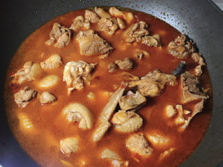 10、一看就会的家常黄焖鸡,加适量开水,没过鸡块