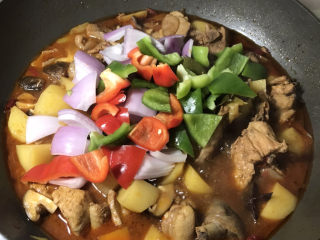 15、一看就会的家常黄焖鸡,最后加入洋葱青红椒