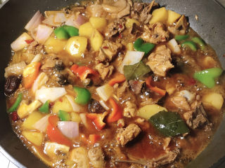 16、一看就会的家常黄焖鸡,大火焖两三分钟,青红椒断生即可