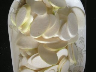 2、四川坛子肉炒茭白,茭白切片