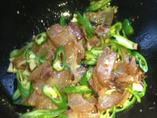 4、四川坛子肉炒茭白,坛子肉放锅里加热放辣椒大蒜煎至至出油