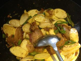 5、四川坛子肉炒茭白,待出油后放入茭白翻炒依次加入盐，鸡精即可