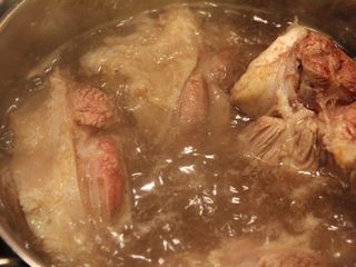 2、酱牛肉,冷水下锅，肉块焯水