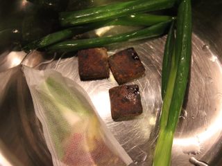 3、酱牛肉,将香料和葱姜、黑糖放入内胆，加入老抽、生抽各三勺，盐两勺