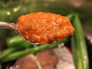 4、酱牛肉,加入一大勺北方豆瓣酱（黄豆发酵而成的面酱，不是四川豆瓣酱）