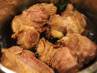 5、酱牛肉,焯好水的肉块放入高压锅内胆，加入一碗清水，没过2/3牛肉即可，因为肉会缩水，高压锅40分钟，时间太久肉会散