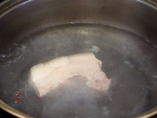 1、香辣下饭回锅肉,锅中倒入适量水煮开，丢进五花肉煮15分钟