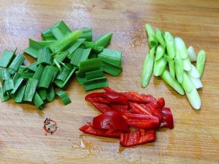 2、香辣下饭回锅肉,蒜苗去须洗净、辣椒去籽洗净，分别切段