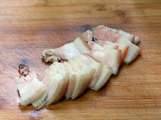 3、香辣下饭回锅肉,煮过的五花肉捞起放入凉水中浸泡片刻，沥干水，切薄片