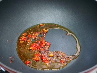 4、香辣下饭回锅肉,热锅，倒入适量油，下豆瓣酱煸香