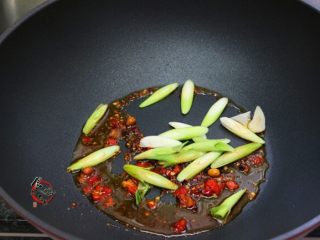 5、香辣下饭回锅肉,倒入蒜梗部分煸炒出香味