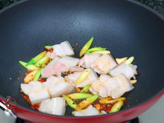 6、香辣下饭回锅肉,倒入煮熟的五花肉，大火煸炒出油脂