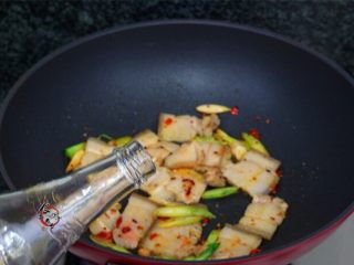 7、香辣下饭回锅肉,调入酱油，少许盐，白糖