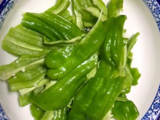 1、辣椒炒肉,准备几个薄皮的大辣椒，撕成小片