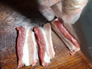 2、辣椒炒肉,新鲜的五花肉切成一元硬币的厚片