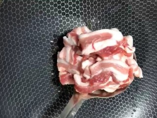 3、辣椒炒肉,锅热不放油放入五花肉片