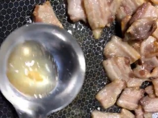 4、辣椒炒肉,小火炒出多余的油脂盛出