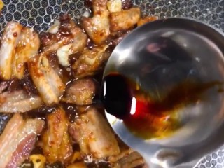 6、辣椒炒肉,放入黄豆酱，生抽，老抽翻炒