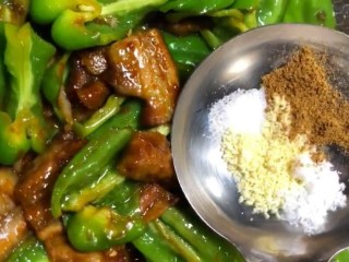 8、辣椒炒肉,加入盐，鸡精，白糖，十三香调味，翻炒熟透出锅即可