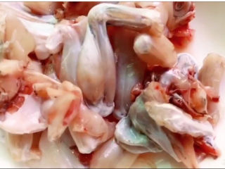 2、爆炒牛蛙,冲洗干净后一分为二