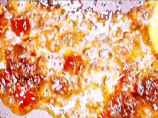 5、爆炒牛蛙,将烤鱼调料倒入锅中炒香。