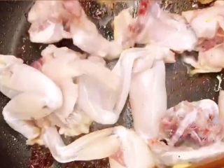 6、爆炒牛蛙,倒入牛蛙炒几分钟