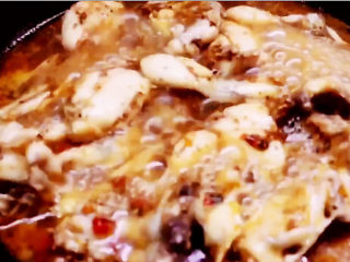 7、爆炒牛蛙,加入适量开水