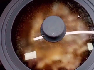 8、爆炒牛蛙,盖上锅盖煮4—5分钟