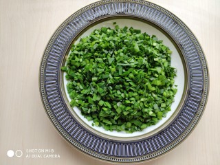 1、菜煎饼（韭菜鸡蛋馅）,韭菜洗净控水切碎。