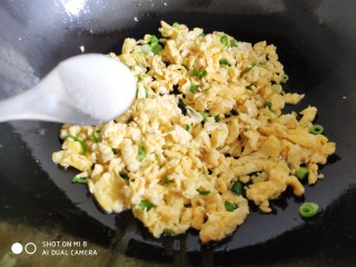 4、菜煎饼（韭菜鸡蛋馅）, 加入适量的盐，关火盛出放凉。