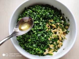 5、菜煎饼（韭菜鸡蛋馅）,等到鸡蛋彻底凉透后，加入韭菜，倒入两勺香油拌匀。