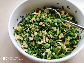 6、菜煎饼（韭菜鸡蛋馅）,这是最简单的韭菜鸡蛋馅。高配版的可以放些粉丝、虾皮、木耳等等，只要你不嫌麻烦。