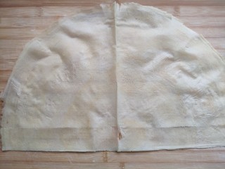 9、菜煎饼（韭菜鸡蛋馅）,再分别把两个扇形展开成半圆状。