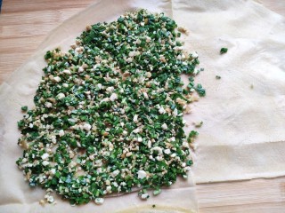 11、菜煎饼（韭菜鸡蛋馅）,把馅料平铺在重叠的扇形上。