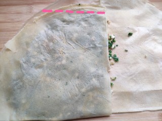12、菜煎饼（韭菜鸡蛋馅）,然后把下边的扇形折上来盖住馅料。这样底部的馅料不会漏出来。再把上面红色标记处折下来，这样上、下两边都不会漏馅。