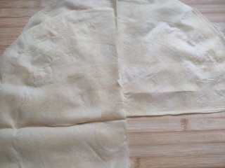 10、菜煎饼（韭菜鸡蛋馅）,然后把两个半圆如上图中放置。图片没拍全，就是左上两个扇形重叠，整个形状变成3/4圆。哈哈，做个菜煎饼，弄得跟上数学课似的????