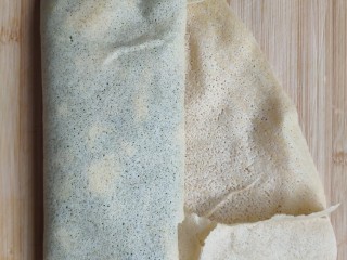 13、菜煎饼（韭菜鸡蛋馅）,最后从左边开始折成7—8厘米宽的条状。