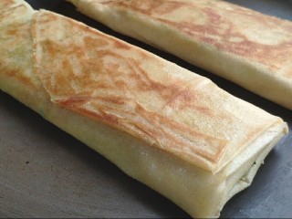 14、菜煎饼（韭菜鸡蛋馅）,折好后就是这样子。