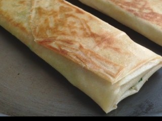 15、菜煎饼（韭菜鸡蛋馅）,电饼铛或平底锅抹上薄薄的一层油，(油也可不放) 放入菜煎饼，中小火将两面煎成金黄色就可以了。煎饼上色很快，注意及时翻面，不要煎糊了。