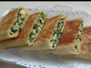 16、菜煎饼（韭菜鸡蛋馅）,煎好的煎饼可以整个的吃，也可以切成两段。