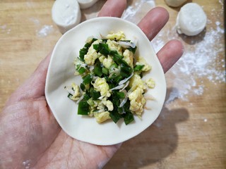 13、鸡蛋韭菜盒子,在面皮上填上适量的馅料。